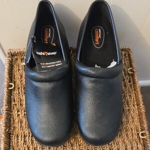 SafeStep Black Embossed Women's Clogs